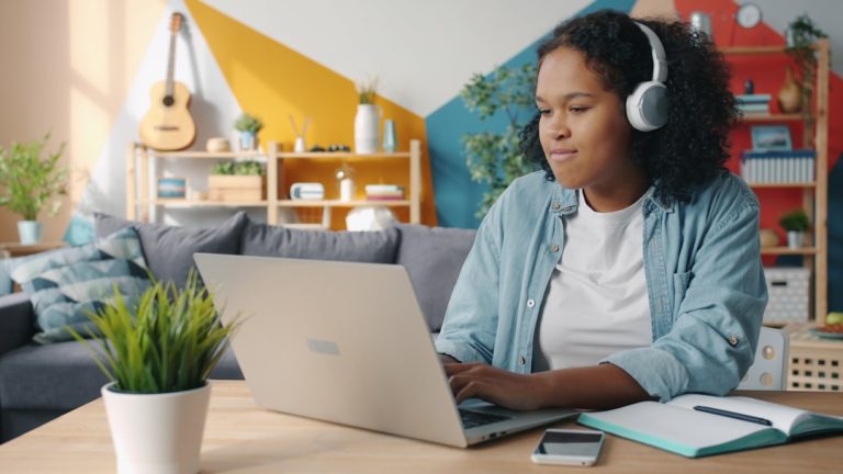 Estudiante utilizando un ordenador para su formación online con Meridian High School